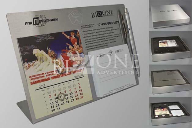 Металлический календарь с блоком для записей и ручкой. Фотография календаря с магнитным курсором, ручкой и блоком для записей
